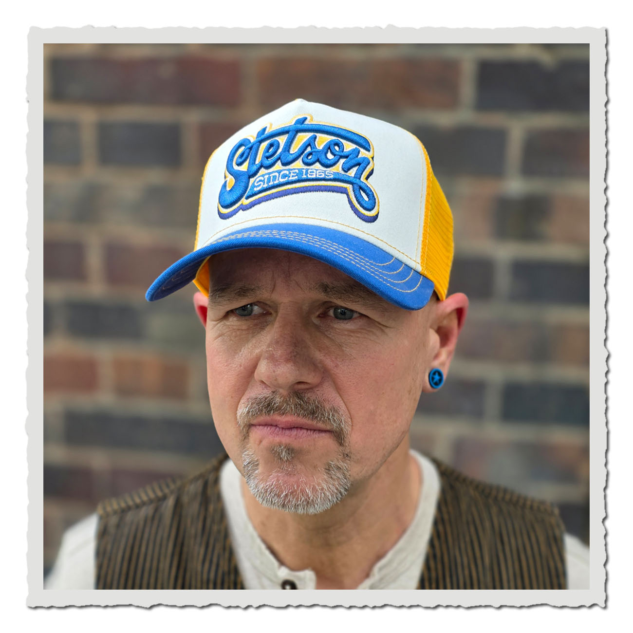 Retro Stetson Trucker Cap Lettering in Weiß, Blau und Gelb mit großem Logo-Schriftzug