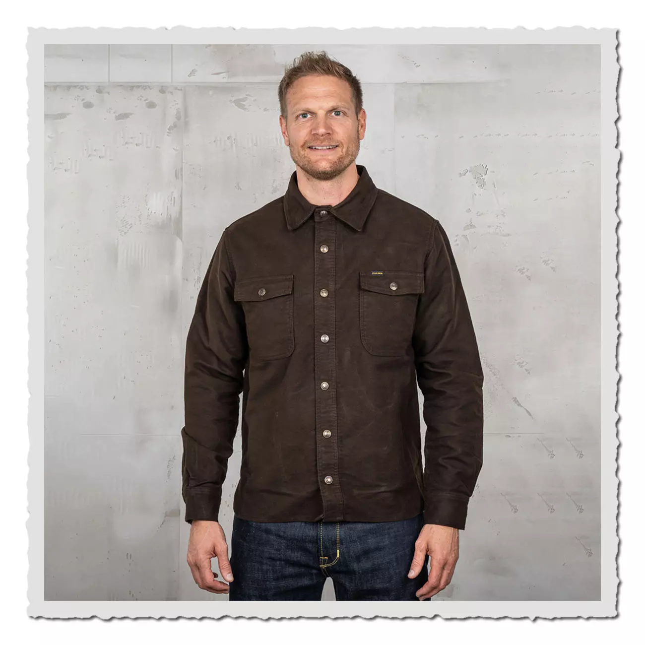 Pike Brothers 1943 Hemd braun – Heritage Military Shirt getragen vor einer Betonwand