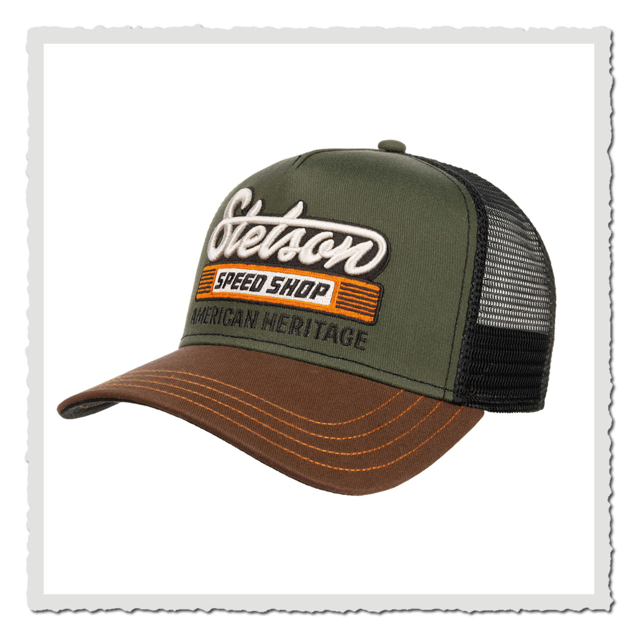 Seitenansicht einer Trucker Cap der Marke Stetson. Die Cap hat eine grüne Front mit aufgesticktem Schriftzug „Stetson Speed Shop – American Heritage“, einen braunen Schirm mit orangefarbenen Ziernähten und ein schwarzes Mesh-Gewebe am Hinterkopf.