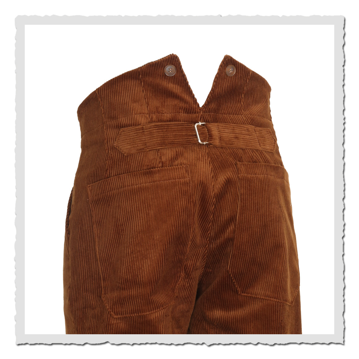 Detail-Rückansicht der braunen Cord-Arbeiterhose mit Cinch-Back, großen Gesäßtaschen und geradem Bein, inspiriert von klassischer Workwear.