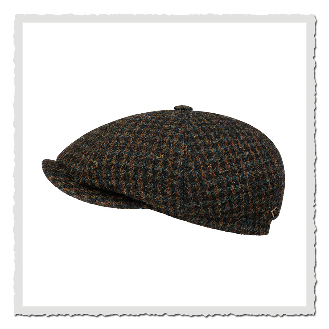 Klassische Ballonmütze aus Harris Tweed in dunklen Tönen mit feinem Hahnentrittmuster, seitlich von der Seite fotografiert.