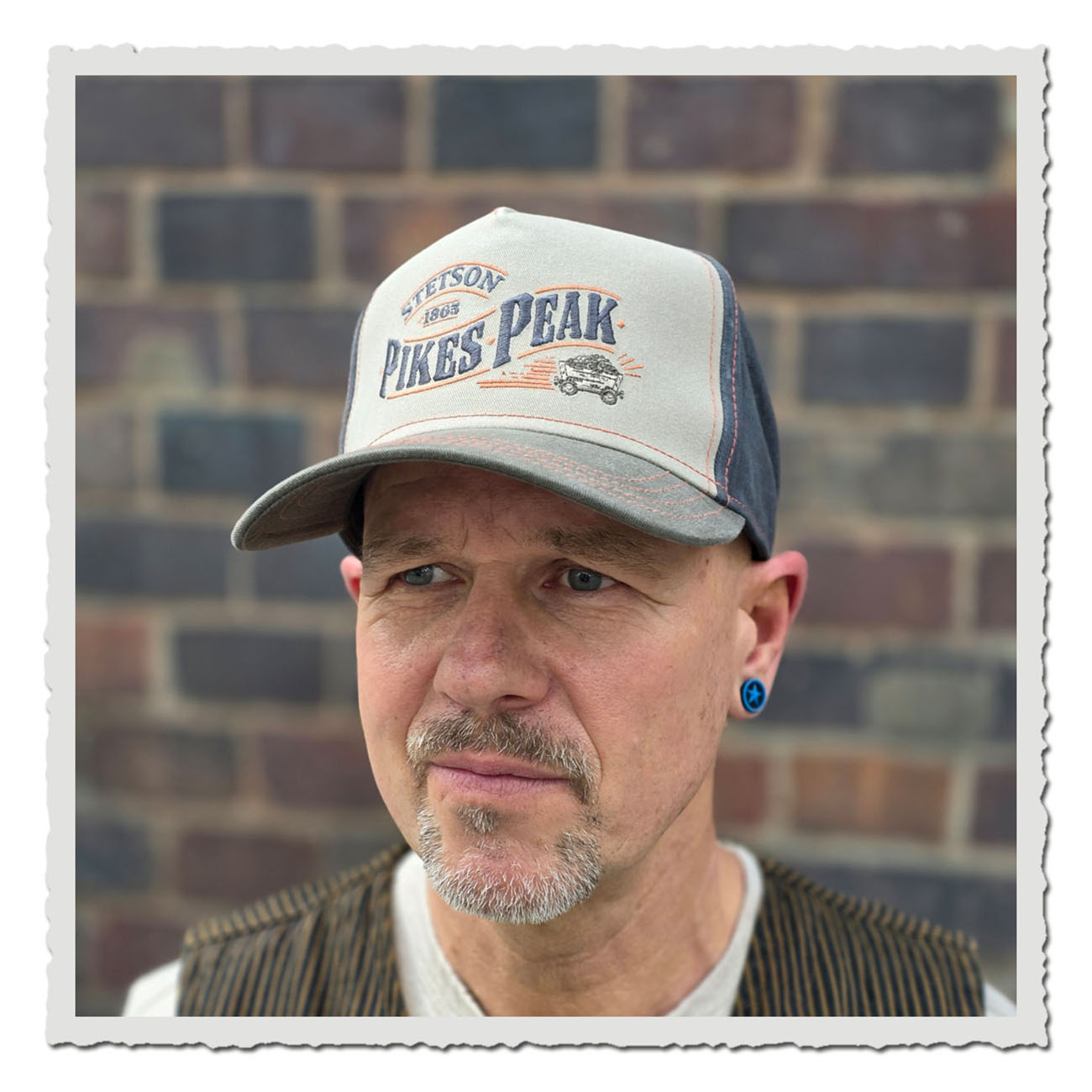 Mann trägt braune Stetson Trucker Cap mit Pikes Peak Stickerei und Vintage-Look.