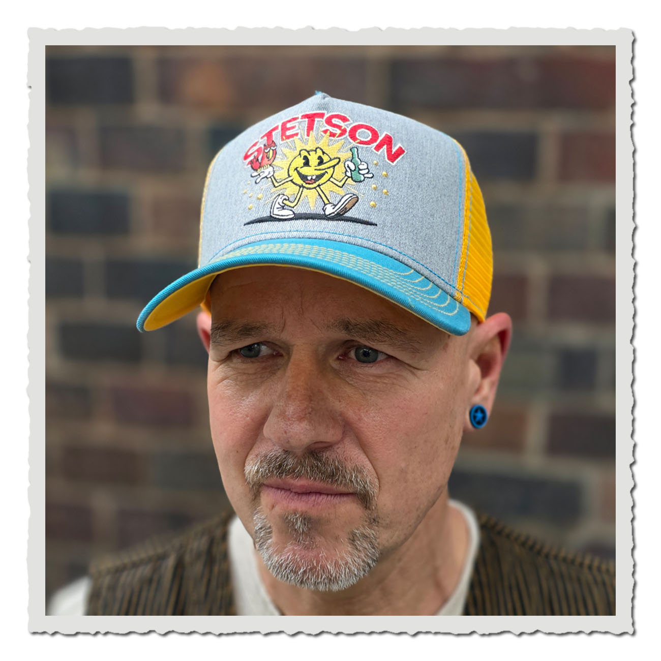 Stetson Trucker Cap Fun in Grau-Gelb-Blau mit bunter Comic-Stickerei und Mesh-Rückseite