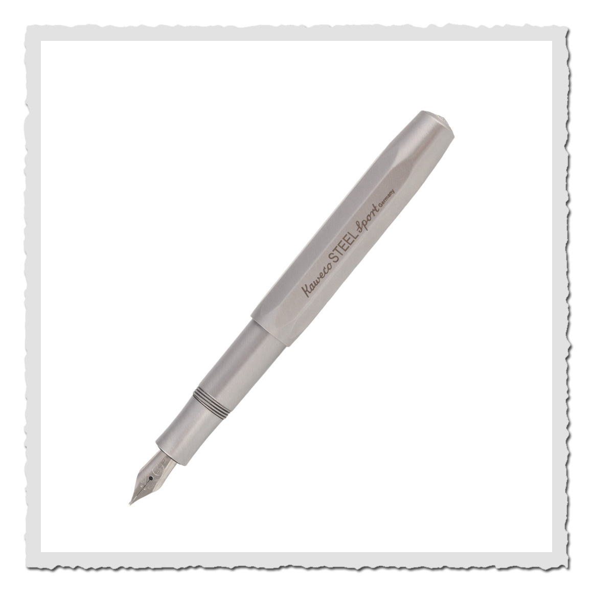 Kaweco Füllfederhalter Steel Sport aus gebürstetem Edelstahl mit geöffneter Kappe und sichtbarer Feder