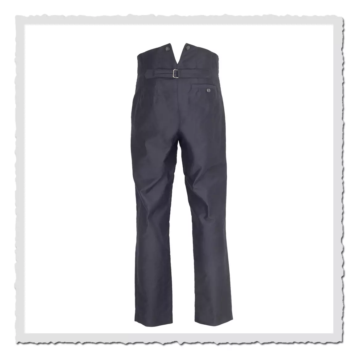 Rückansicht der Arbeiterhose Gustav I mit Cinch-Back und Gesäßtaschen in dunkelgrauem Stoff vor weissem Hintergrund.