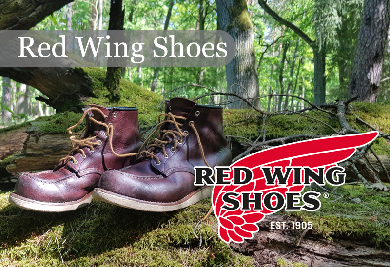 Robuste Red Wing Boots im Outdoor-Einsatz, fotografiert zwischen Moos und Baumstämmen, gibt es in Berlin bei Retronia