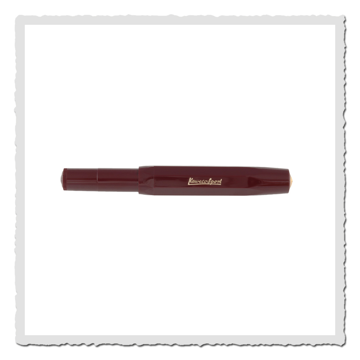 Geschlossener Kaweco Classic Sport Füllfederhalter in Bordeaux mit goldfarbenem Logo in Seitenansicht