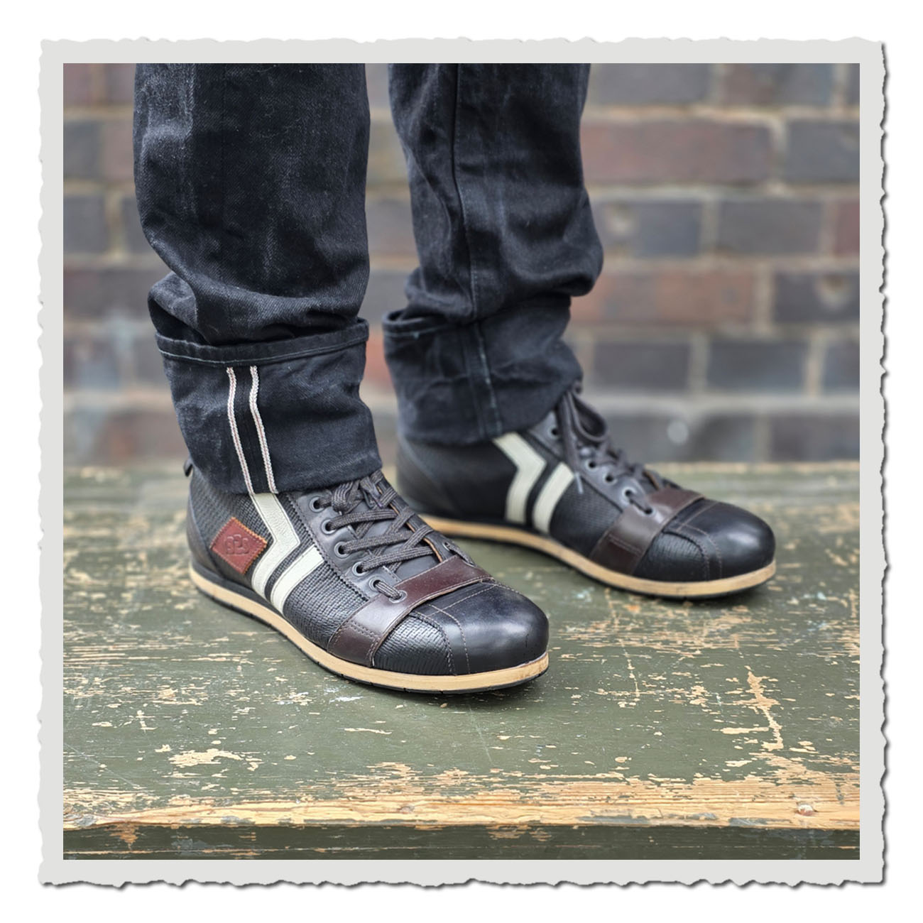 Herren Sneaker Kamo-Gutsu Tifo 130 Nero Combi in Schwarz mit braunen Akzenten und Retro-Design