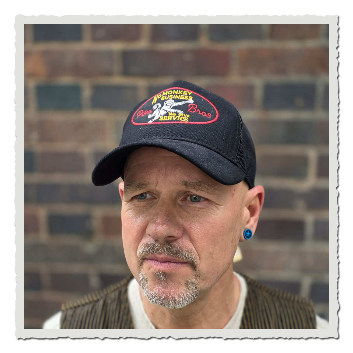 Retro Pike Brothers Cap 1972 – schwarze Trucker Cap mit auffälligem Monkey Patch