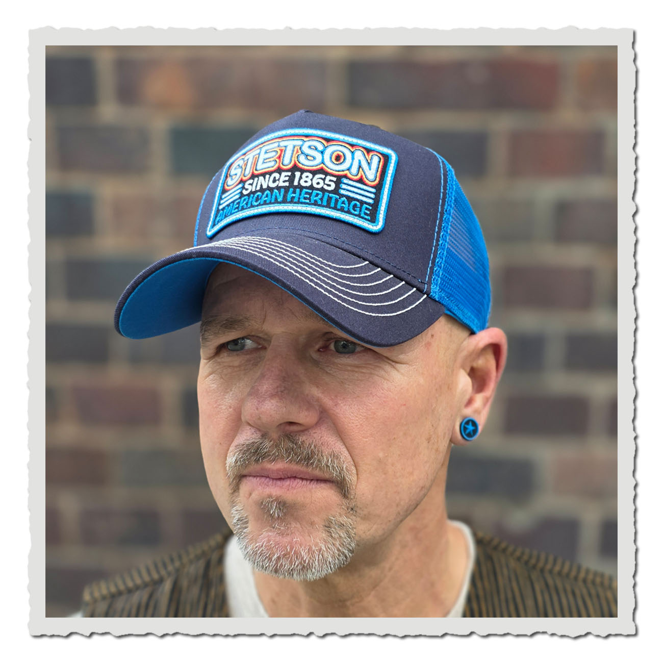 Stetson Trucker Cap Glow in the Dark in Schwarz-Blau mit leuchtend wirkender Heritage-Stickerei