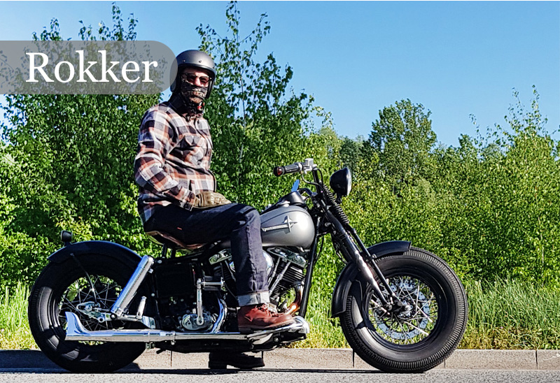 Vintage-Biker-Porträt auf einer Retro-Motorradtour, gekleidet in Schutzkleidung von The Rokker Company