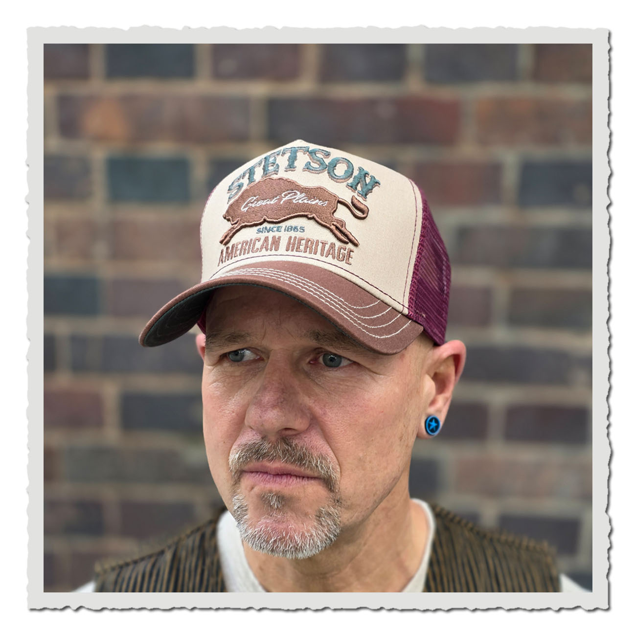 Stetson Great Plains Trucker Cap in Beige-Bordeaux mit Stickerei und gebogenem Schirm