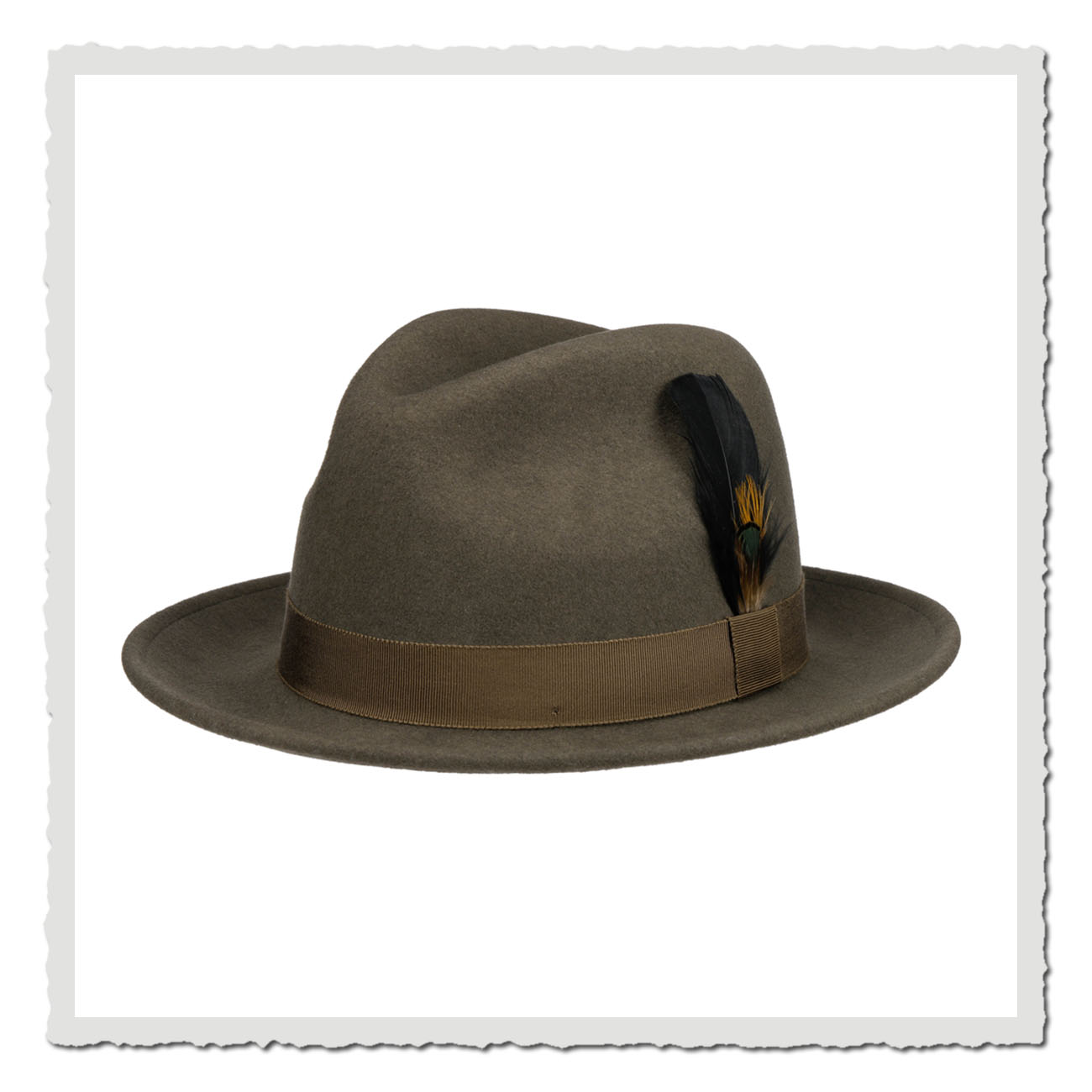 Klassischer Fedora-Hut von US-Label JJ Hats aus hochwertigem Wollfilz in Torfgrau. Der Hut ist mit einem breiten braunen Ripsband versehen und seitlich mit einer dekorativen Feder geschmückt.