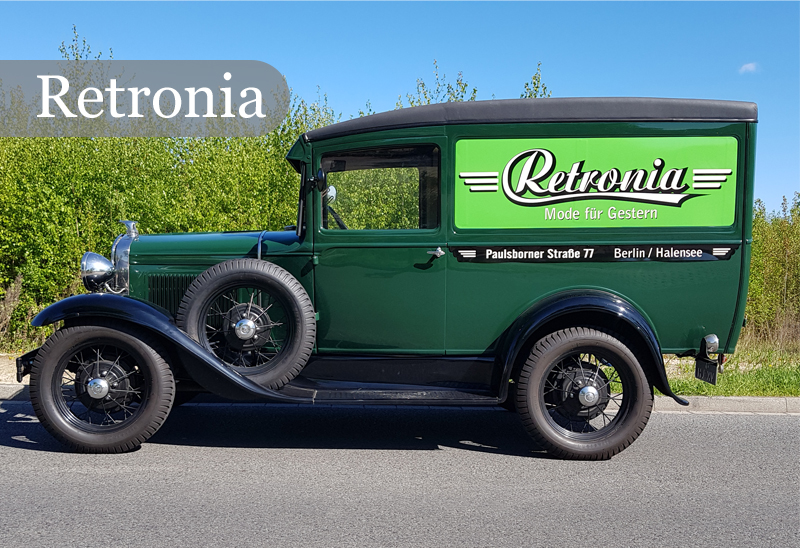 Grüner Oldtimer-Lieferwagen mit Retronia-Logo und Schriftzug „Mode für Gestern“, aufgenommen auf einer Straße